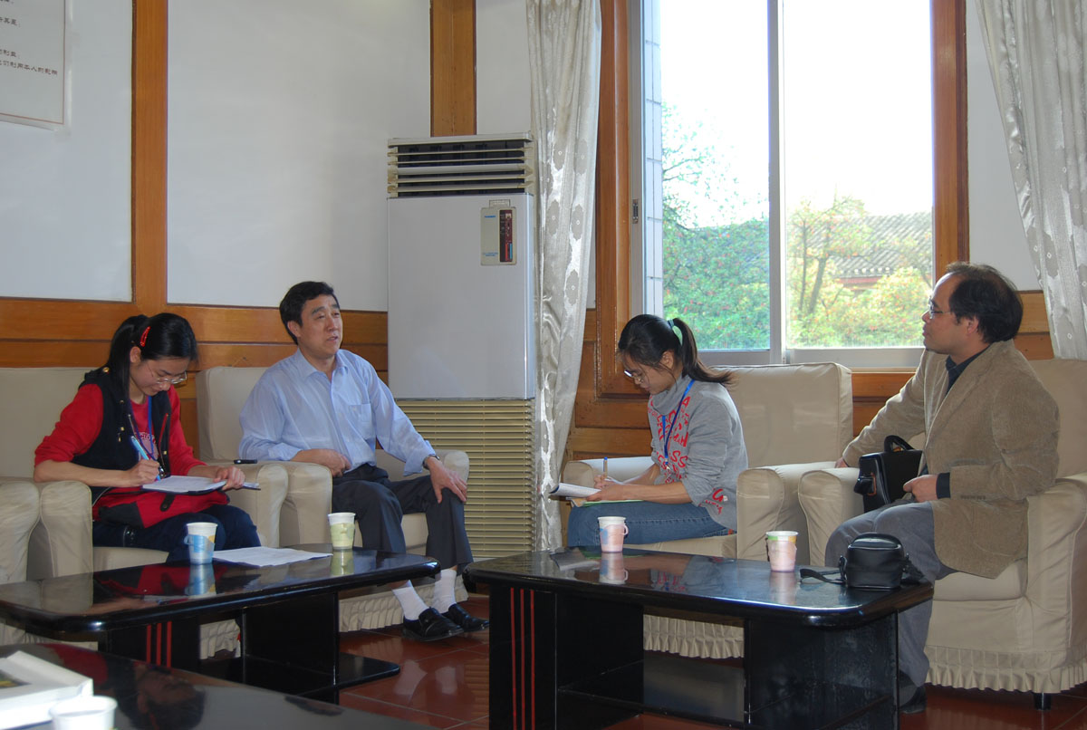 校报记者团记者对陈世丹校友进行采访