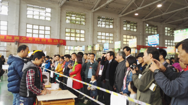 李传起副校长和罗星凯教授在观看比赛.png