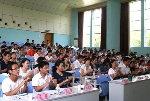 参加结业典礼的培训班学员。