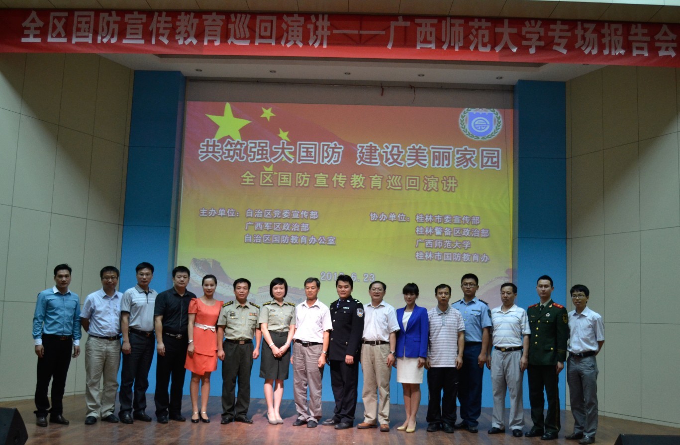 合影留念（大学生通讯社 梁礼曾 摄)