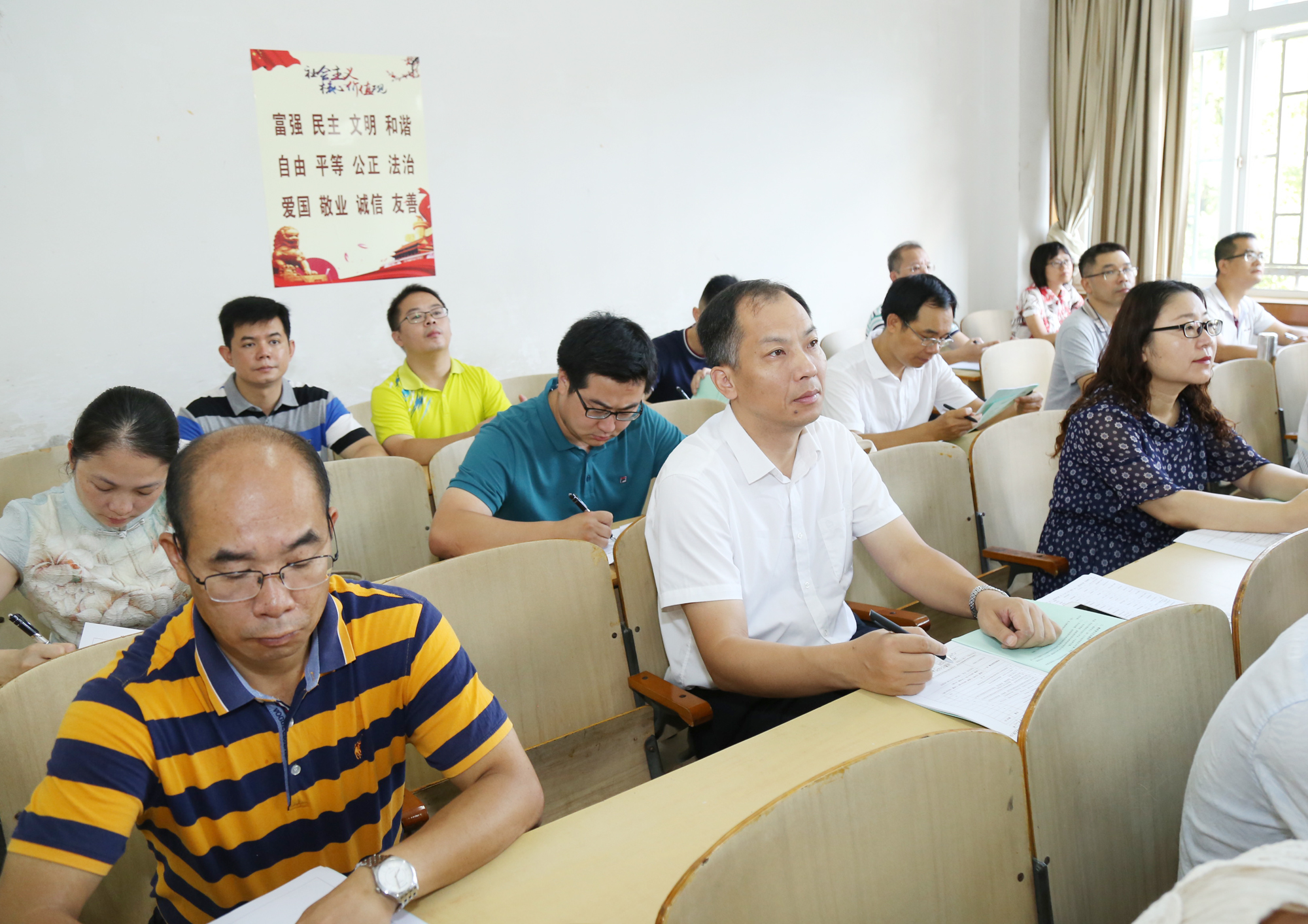 旷永青副书记在电子工程学院听课.jpg