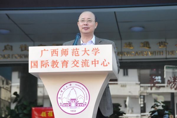 我校副校长蔡昌卓在揭牌仪式上致辞