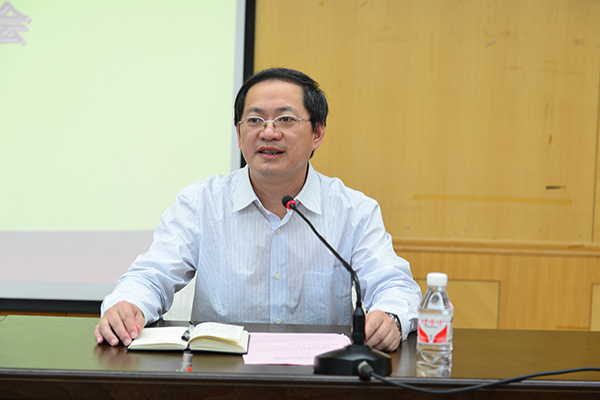 校党委副书记唐仁郭主持结业典礼