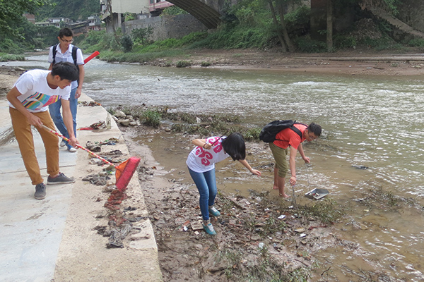 队员们分工协作清理资江