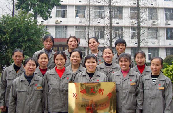 后勤集团巾帼文明岗集体照。