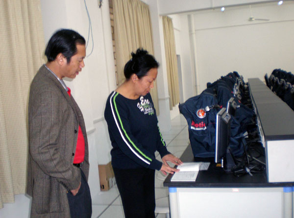 察看本科教学实验室。