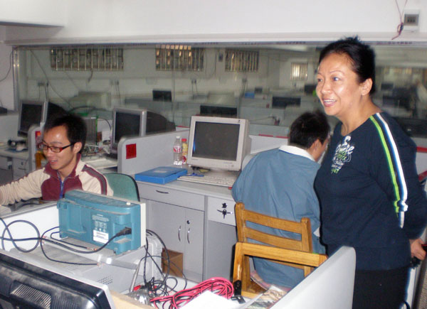 察看大学生创新基地。