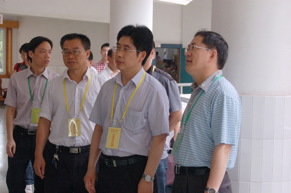 唐仁郭副书记（右一）陪同考务协调组一行查看考试情况（大学生记者团 李显杨 摄）