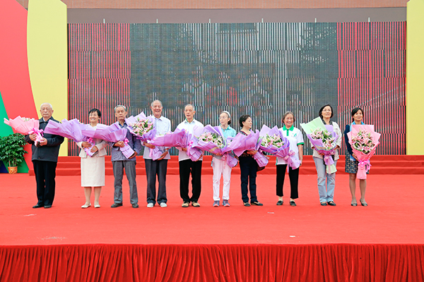 附外退休教师接受学生献花