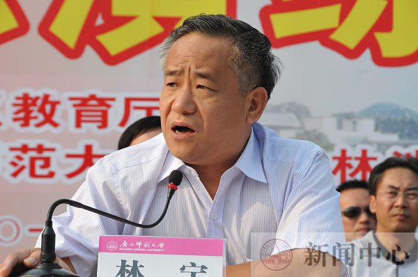 自治区教育厅正厅级巡视员林宁代表自治区高工委、教育厅对演习成功表示祝贺（赵晋凯 摄）