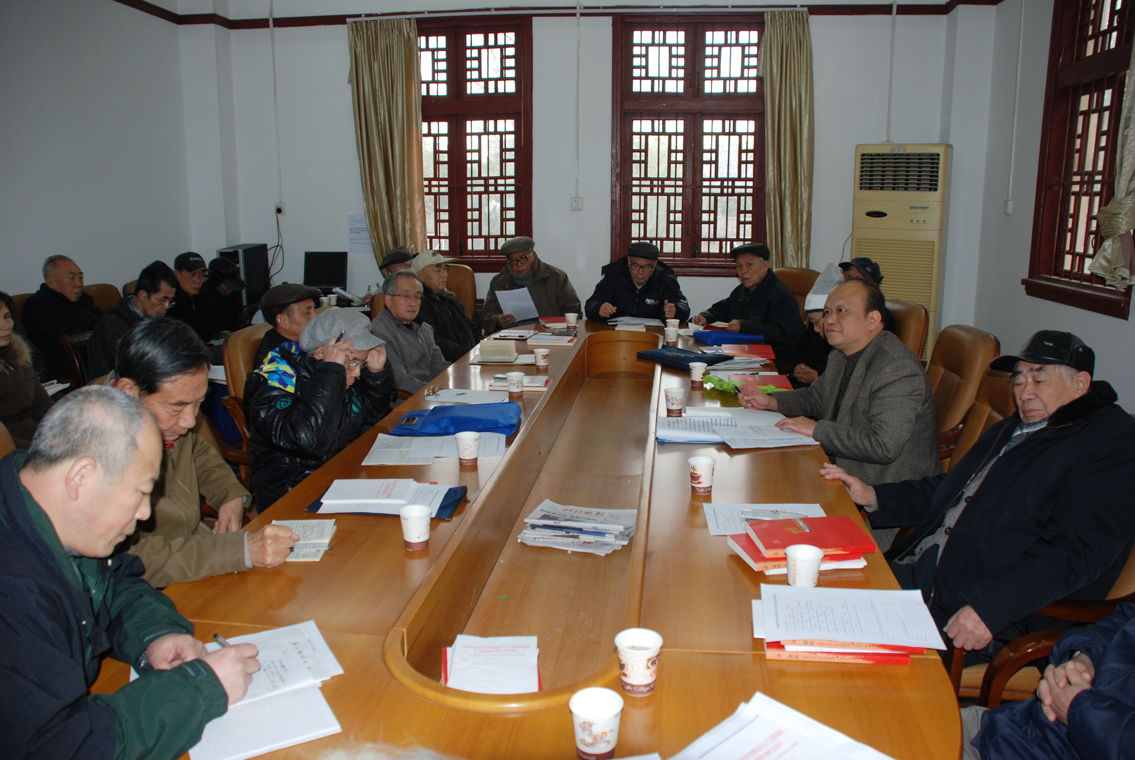 离退休党委召开学习十八大精神专题会