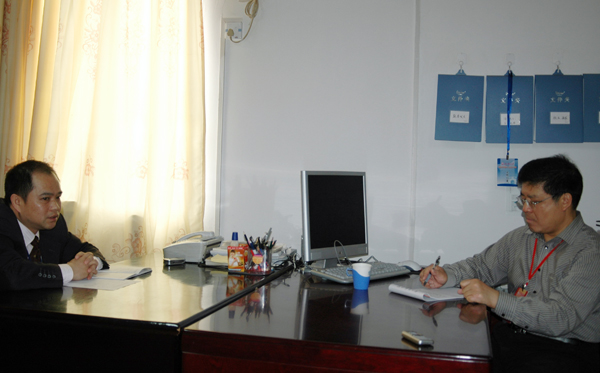 沈孝本教授（右）走访教务处。