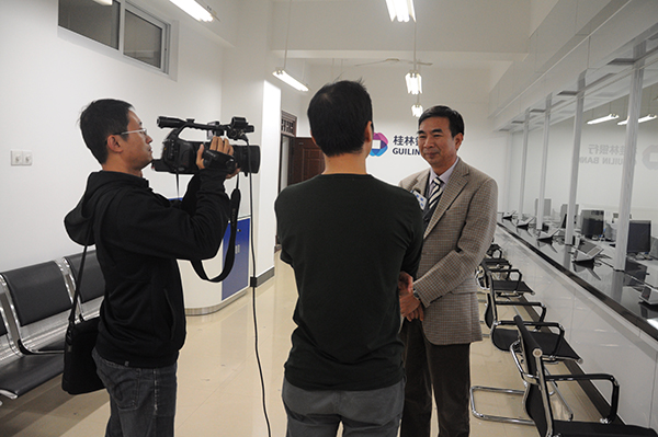 梁宏校长接受桂林电视台采访（大学生通讯社 陈园园 摄）