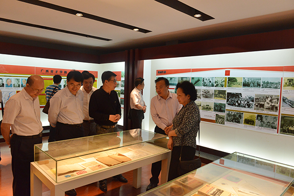 参观越南学校纪念馆