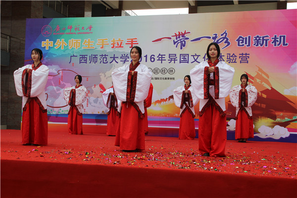 4-学院独秀五洲艺术团在展示中国礼仪文化.jpg