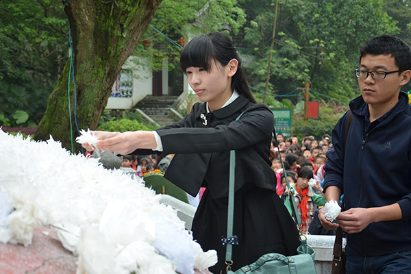 三所学校的研究生代表向先烈敬上白花