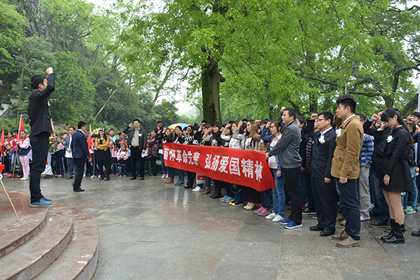 三校师生在烈士纪念碑前宣誓，继承先烈遗志