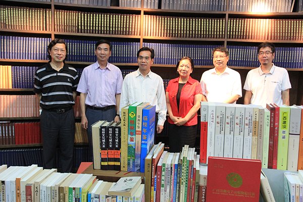 黄道伟（左三）与校领导及校出版社集团公司领导合影
