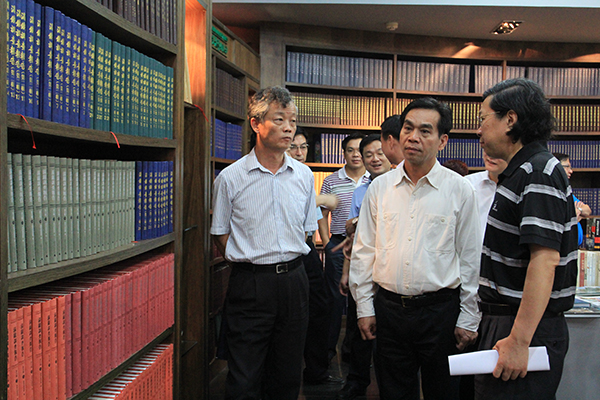 黄道伟（中）一行到校出版社集团调研