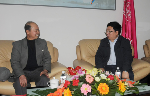 自治区党委常委、组织部长陈向群（右）慰问我校邓荫伟教授（左）