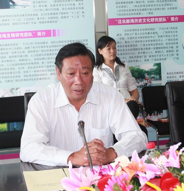 副校长陈洪江介绍我校落实中央与自治区两个三号文件推进哲学社会科学繁荣发展的情况