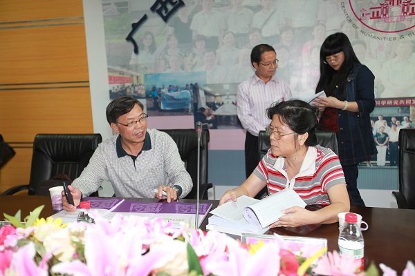 潘玉卿主任听取副校长钟瑞添介绍我校人文社会科学建设情况