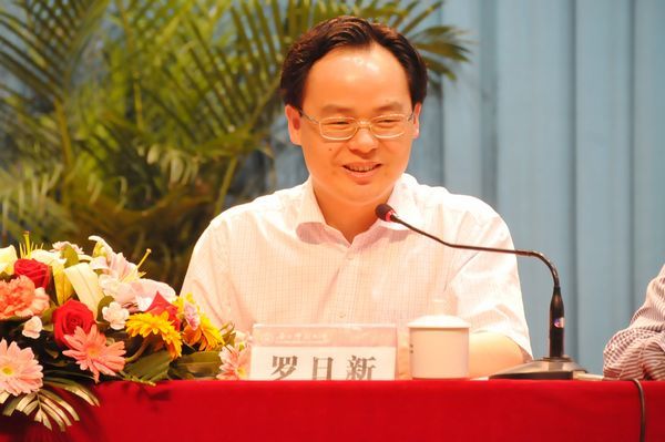 广西团区委副书记罗日新主持报告会