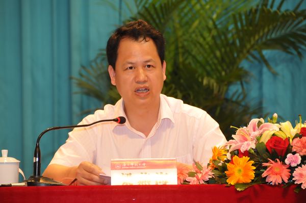 自治区党委组织部组织一处副处长梁燕海解读2012年广西选聘大学生村官政策