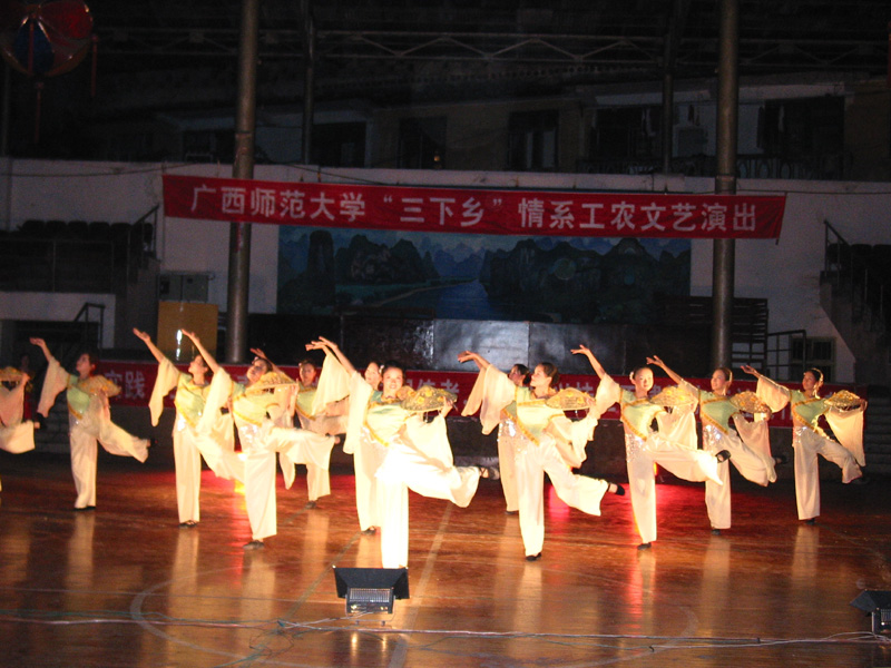 我校艺术团文艺下乡情系工农