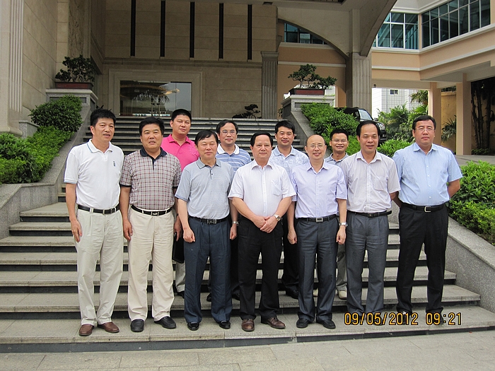 蔡昌卓副校长一行与百色市、右江民族医学院领导、校友代表合影