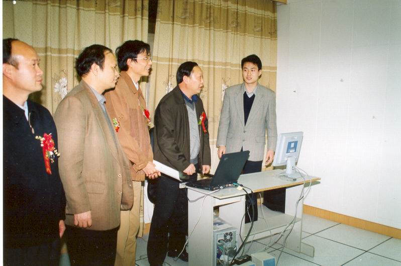 刘建斌副校长按下“开通”按钮