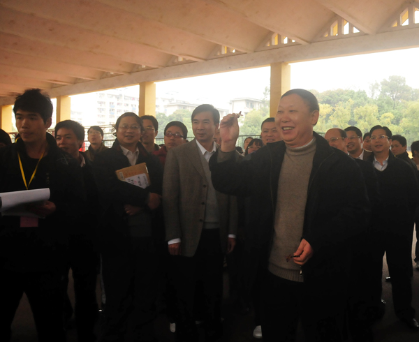 刘健斌副校长掷飞镖