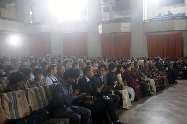 《红七军》剧组在我校王城大礼堂拍摄会议场景的剧照。