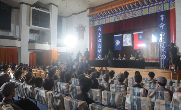 《红七军》剧组在我校王城大礼堂拍摄会议场景的剧照。