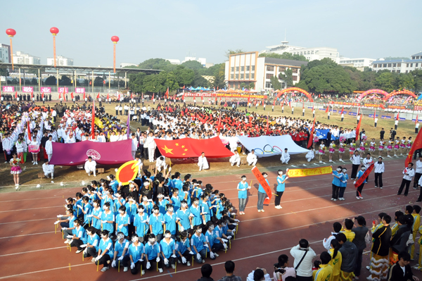 “化学是生活的魔术师”,化学化工学院方块队向大家展示化学人的风采(宣传部 张婷婷 摄)