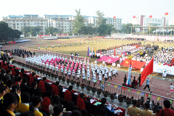电子工程学院代表队步伐整齐,昂首走过主席台(宣传部 张婷婷 摄)