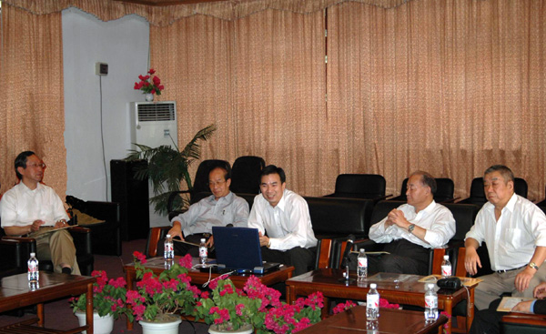 院士们与我校梁宏校长会谈。