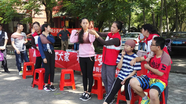 李辉部长向大家讲解急救和包扎的相关知识