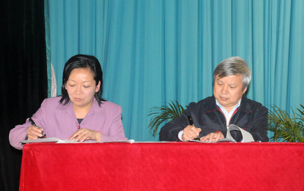 校党委王枬书记与学院代表签订2009年安全稳定工作目标管理责任书。