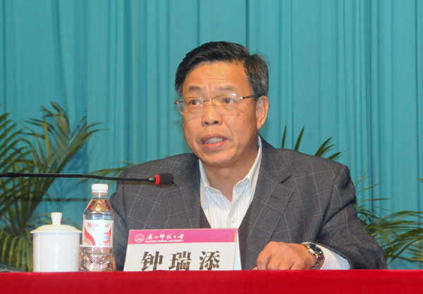 钟瑞添副校长主持会议。