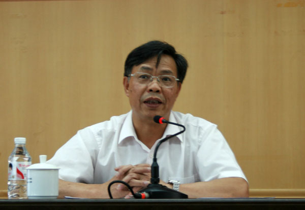 博士生导师钟瑞添教授作报告。