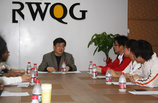 赵炬明教授在测试我校学生的英语口语交流能力。