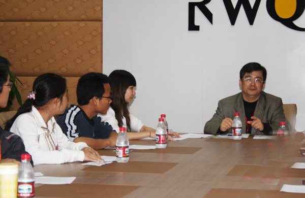 赵炬明教授在测试我校学生的英语口语交流能力。