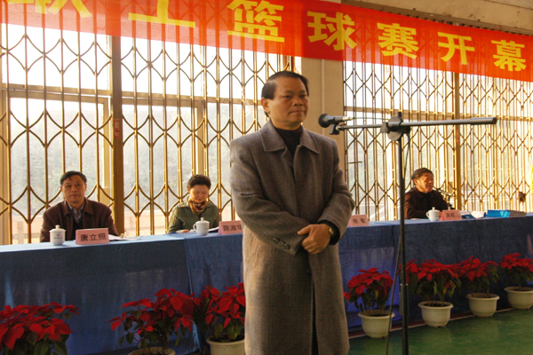 我校副校长蓝常周在开幕式上致词