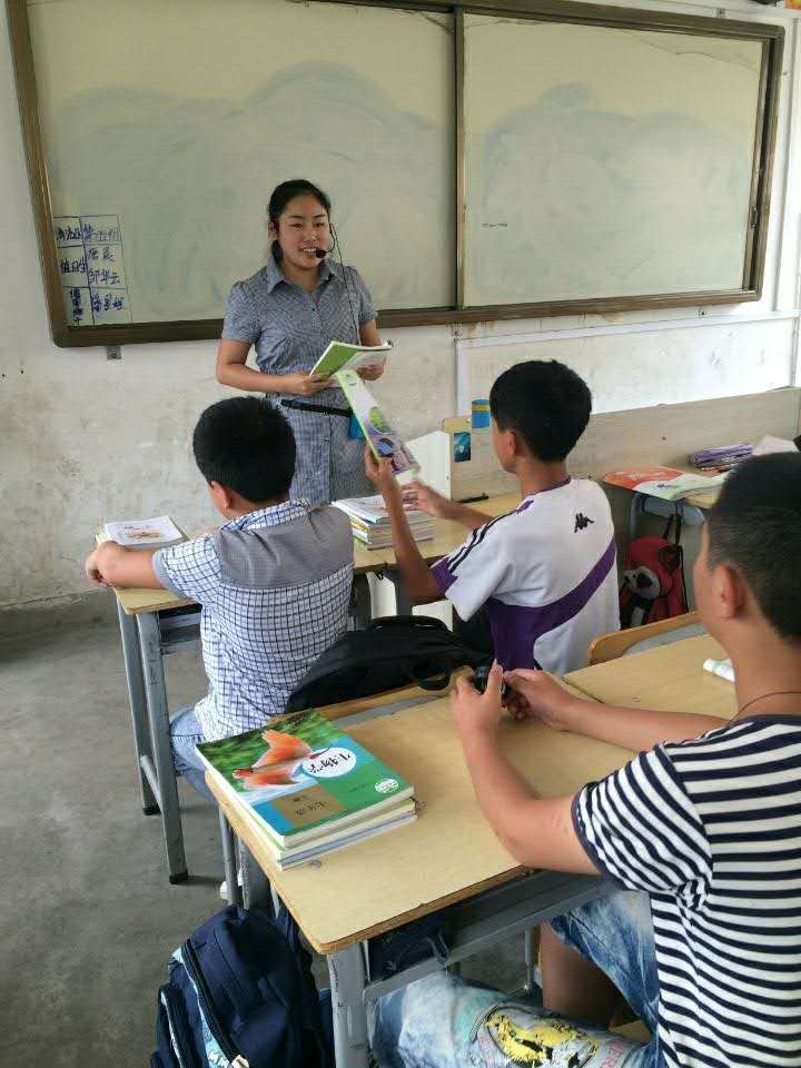 广西师大第二届研究生支教团团长班宁以“快乐学数学”开始自己的第一节课上课