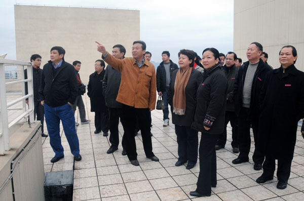 李康副主席一行实地考察雁山校区建设。