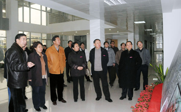 我校领导向李康副主席一行介绍雁山校区下一步的建设规划。