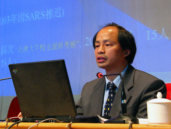 易忠博士正在做报告。