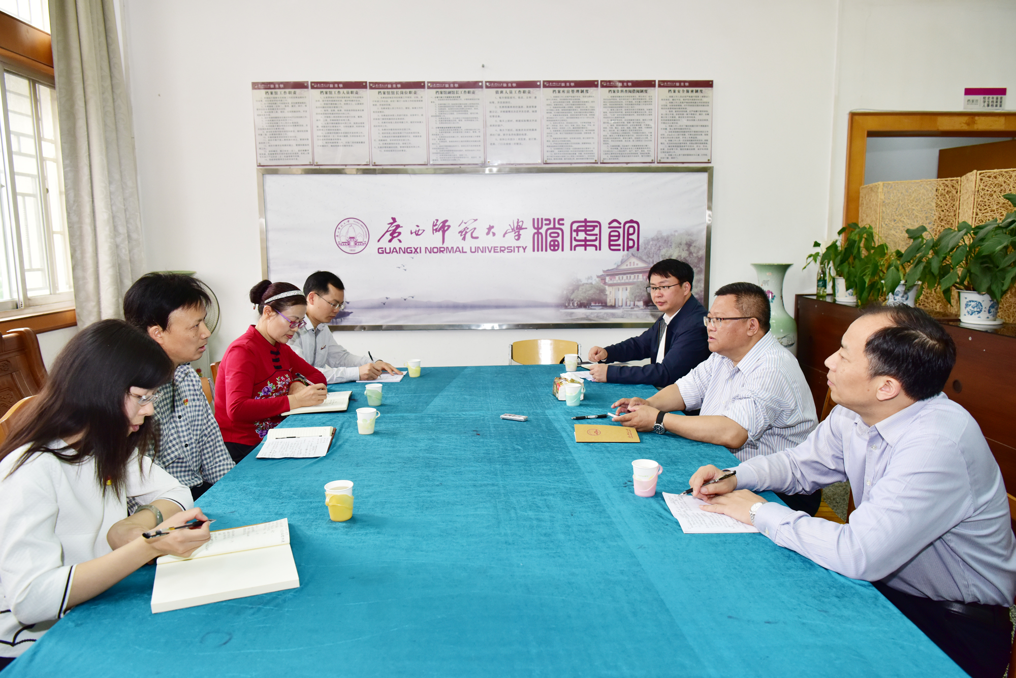 与档案馆负责人及班子成员座谈99.jpg