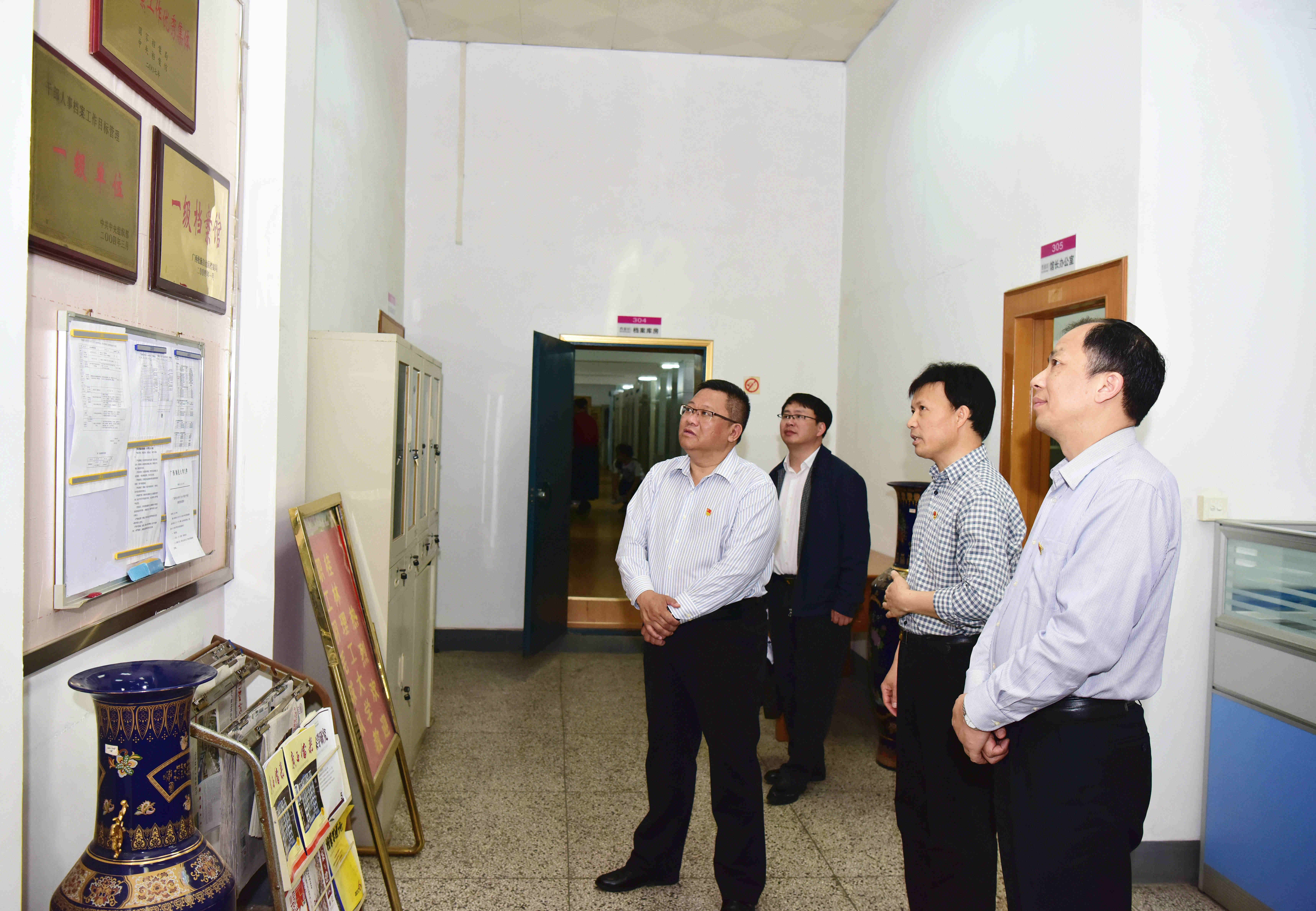 2 听取档案馆负责人关于档案馆发展的介绍.jpg